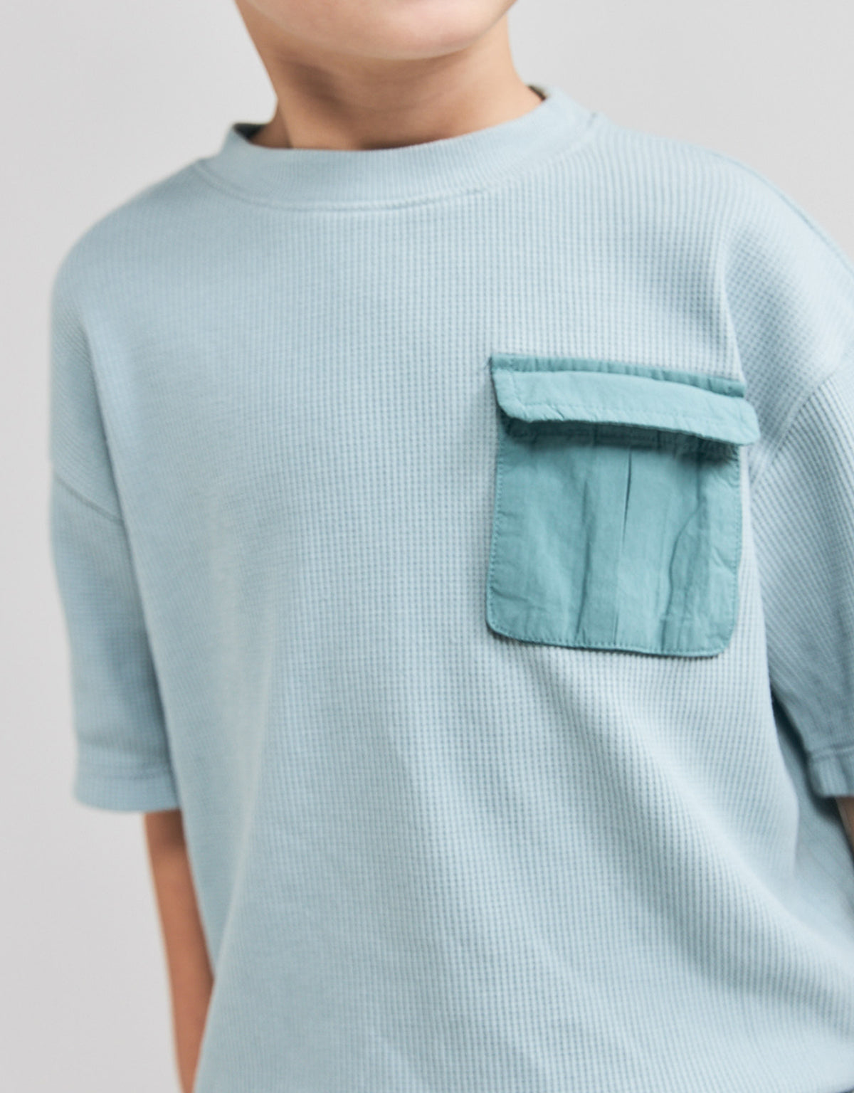 BOYS GRIFFIN DRAWSTRING TEE WITH POCKET
